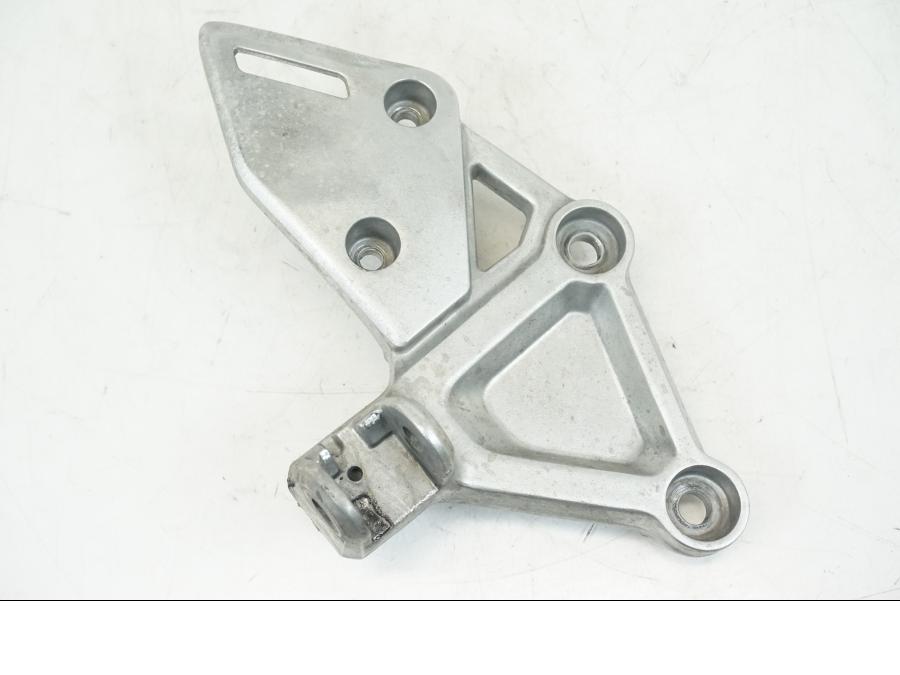 Framsidan på Fotpinnefäste från en Honda CBR 650 R -2019 motorcykel.