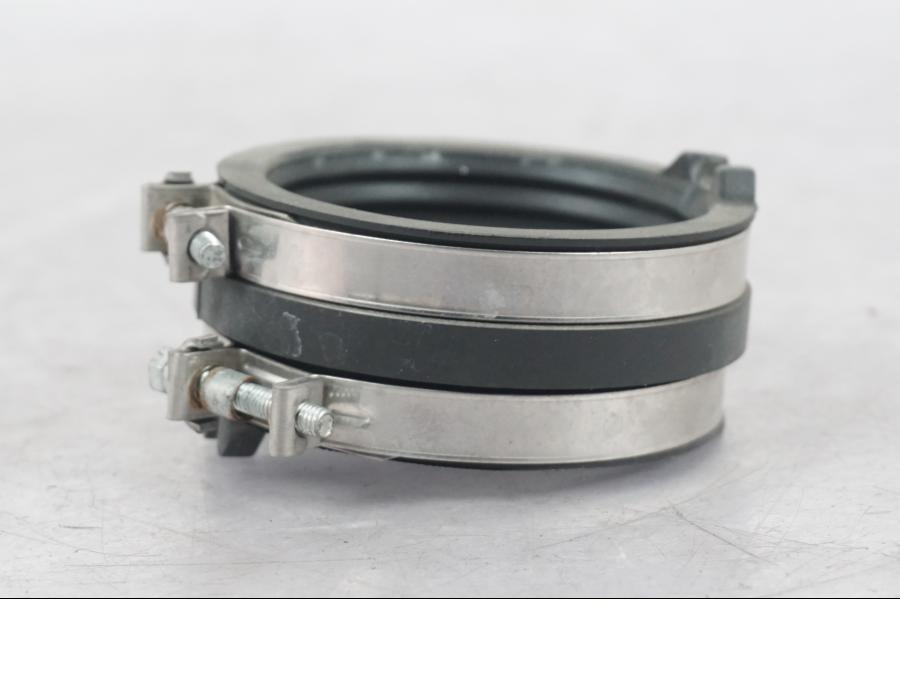 Höger sida på Insug från en KTM 690 Duke -2015 motorcykel.