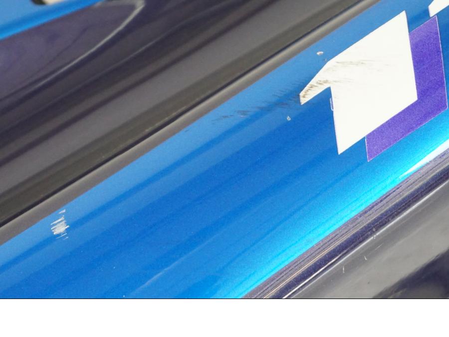 Höger sida på <p>Bakvinge vänster från Kawasaki ZZR 1100 1991.</p>

<p>Omlackad i original kulör.</p>

<p>Lagning, sprickor, ytliga repor och märken finns se bilder.</p> motorcykel.