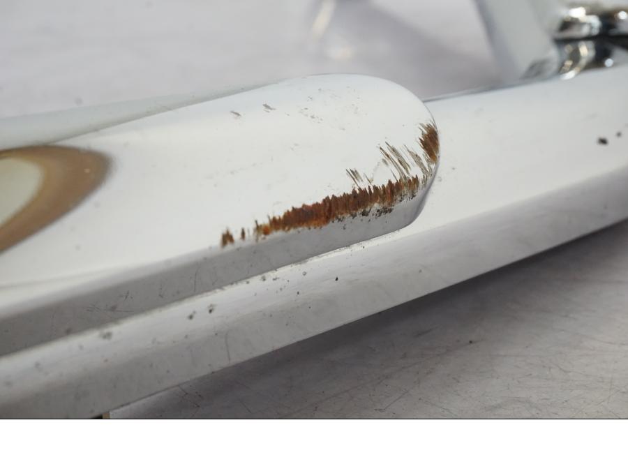 Snett nerifrån på Grenrör från en Suzuki VL 800 -2002 motorcykel.