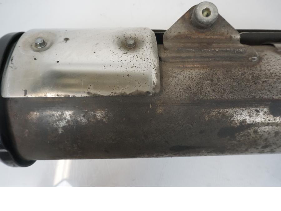 Snett nerifrån på Ljuddämpare från en Honda XL 1000 V -2008 motorcykel.