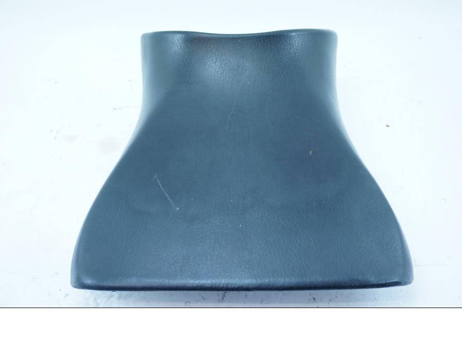 Höger sida på Sadel från en Yamaha YZF 1000 R -1997 motorcykel.