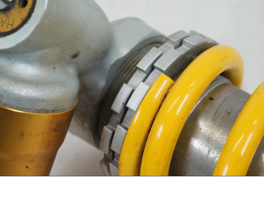 Vänster sida på Stötdämpare från en Aprilia Tuono V4R -2011 motorcykel.