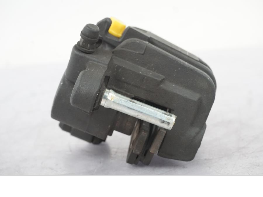 Vänster sida på <p>Bromsok höger fram från Honda CB 600 Homet - 03, Nissin 2-kolv.</p>

<p>Repa finns se bild.</p> motorcykel.