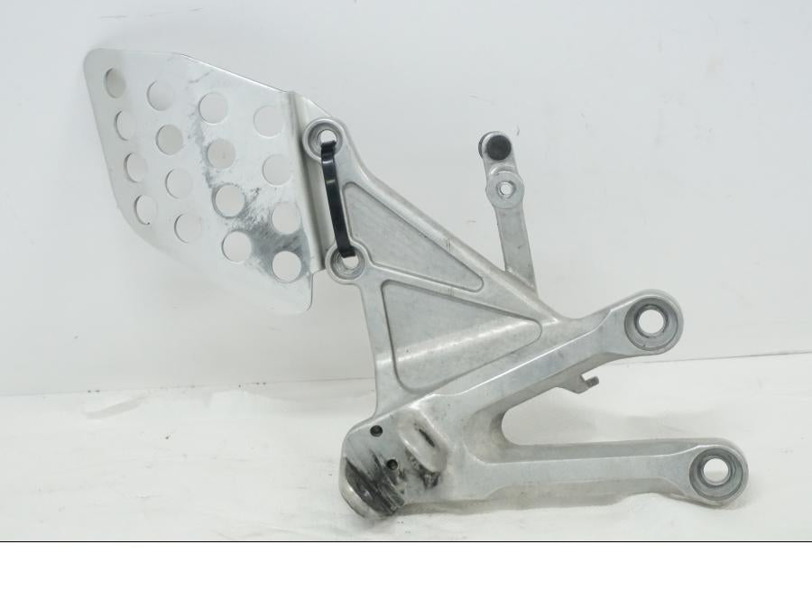 Framsidan på Fotpinnefäste från en Honda CBR 1000 RR -2005 motorcykel.