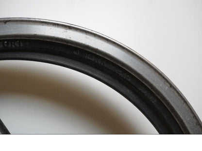 Snett uppifrån på Fälg från en Suzuki GSX 400 -1983 motorcykel.