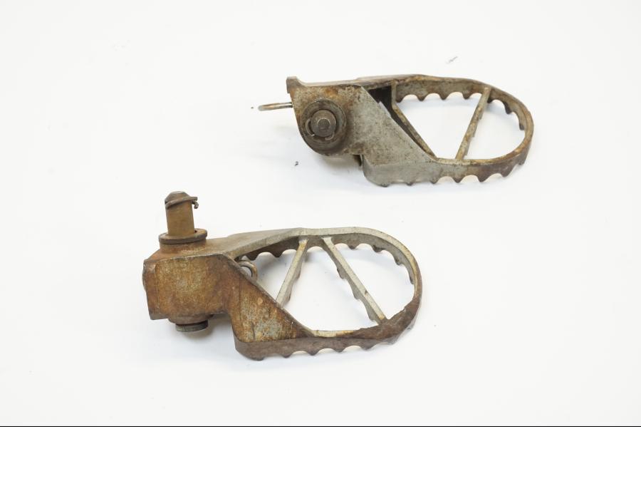 Vänster sida på Fotpinne från en Husaberg FS 650 E -2003 motorcykel.