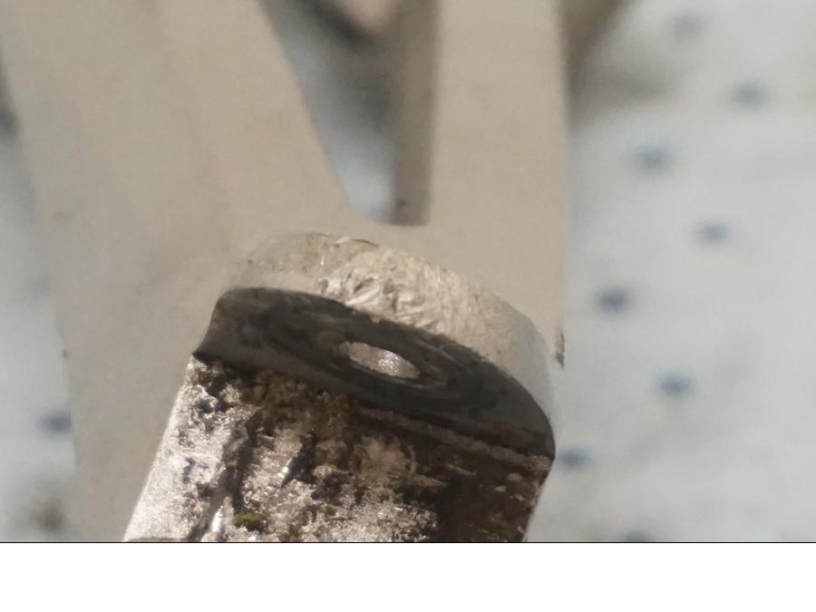 Vänster sida på Fotpinnefäste från en Yamaha YZF 1000 R1 -2010 motorcykel.