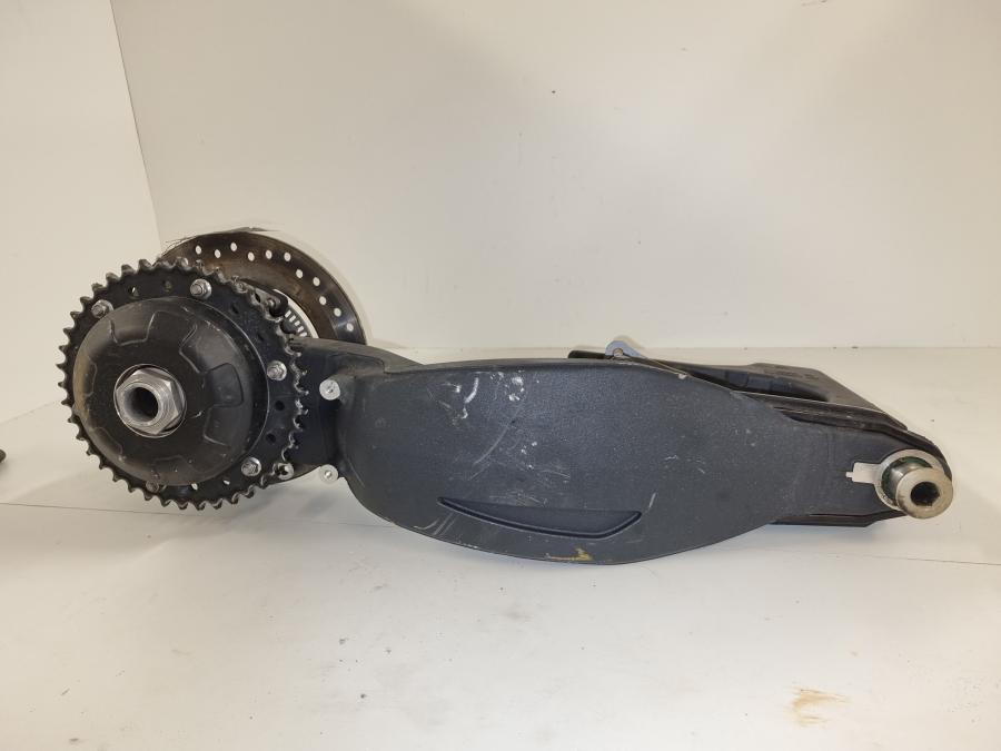 Framsidan på Sving från en Triumph Sprint GT -2011 motorcykel.