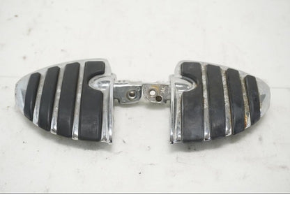 Baksidan på Fotplatta från en Suzuki VL 800 -2004 motorcykel.