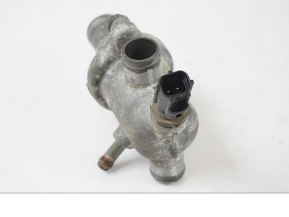 Snett nerifrån på Vattentermostathus från en Suzuki SV 650 S -2005 motorcykel.