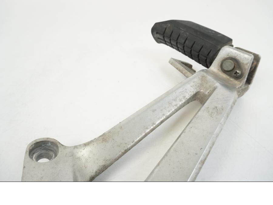 Höger sida på Fotpinnefäste från en Honda CBR 125 R -2006 motorcykel.