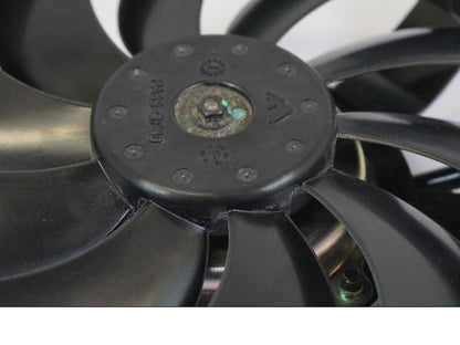 Höger sida på Vattenkylfläkt från en Triumph Trident -2021 motorcykel.