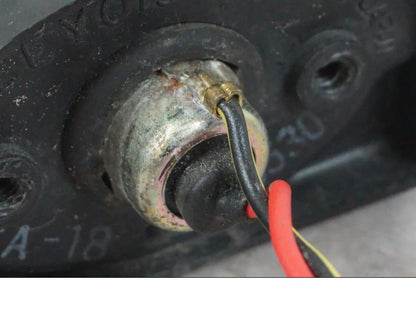 Snett nerifrån på Skyltbelysning från en Kawasaki ZX-6R -2006 motorcykel.