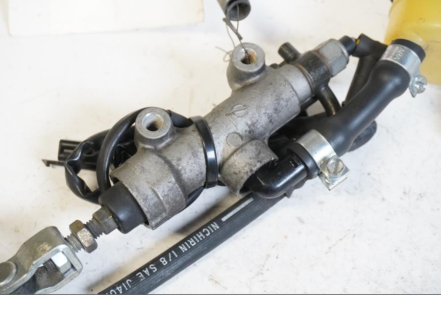 Snett uppifrån på Bromshuvudcylinder från en Kawasaki VN 1500 Mean Streak -2003 motorcykel.