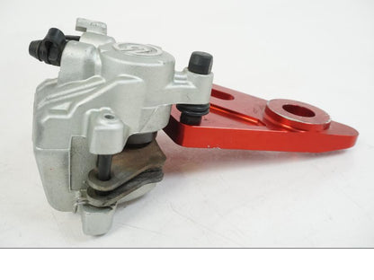 Vänster sida på Bromsok från en AJP PR7 -2021 motorcykel.