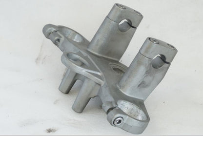 Snett nerifrån på Gaffelkrona från en Yamaha TDM 850 -1998 motorcykel.