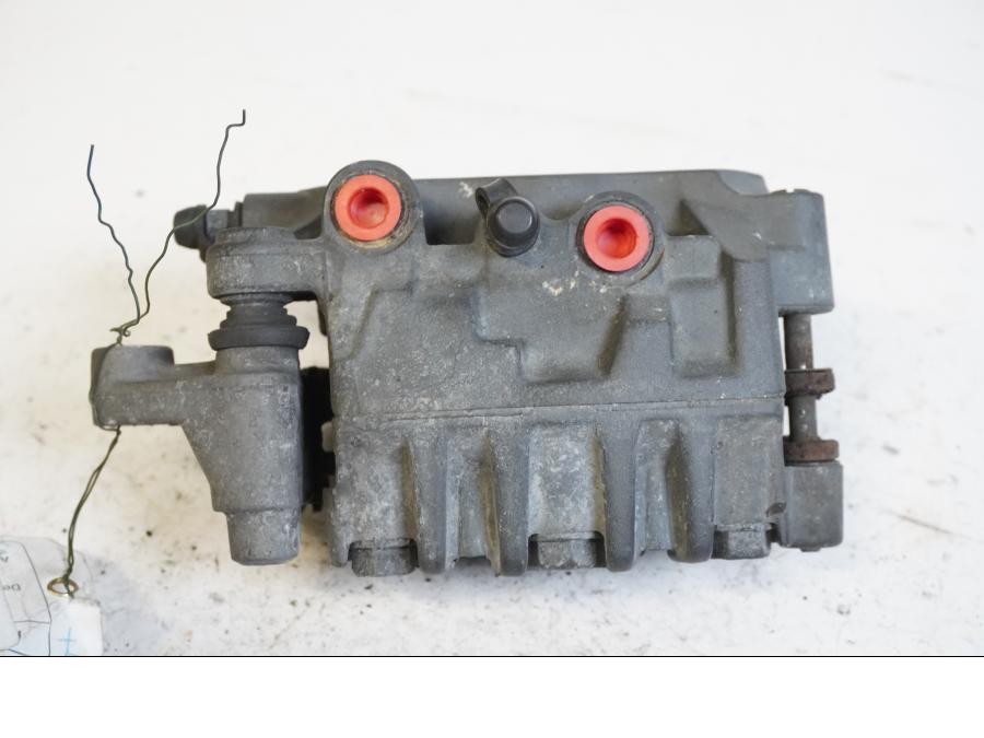 Baksidan på Bromsok från en Honda CBR 1100 XX -1999 motorcykel.