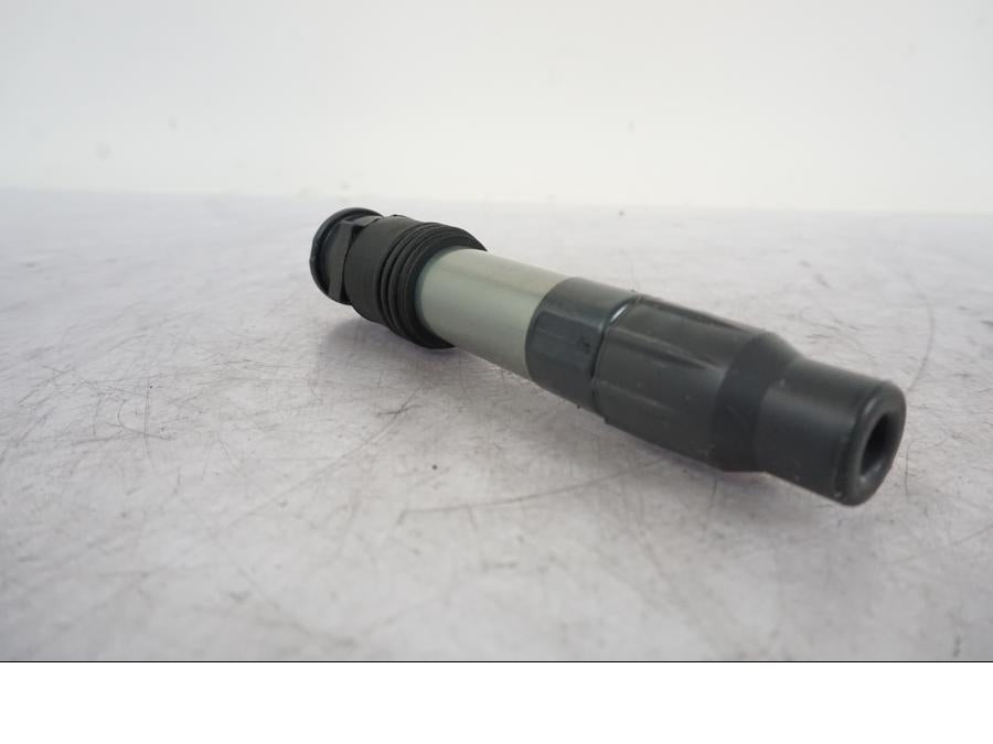 Höger sida på Tändspole från en KTM 1290 Super Duke R -2023 motorcykel.