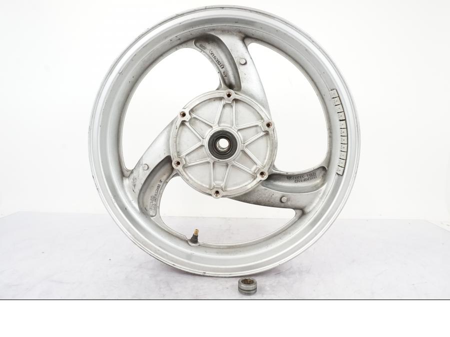 Framsidan på Fälg från en Honda NT 650 V -2002 motorcykel.