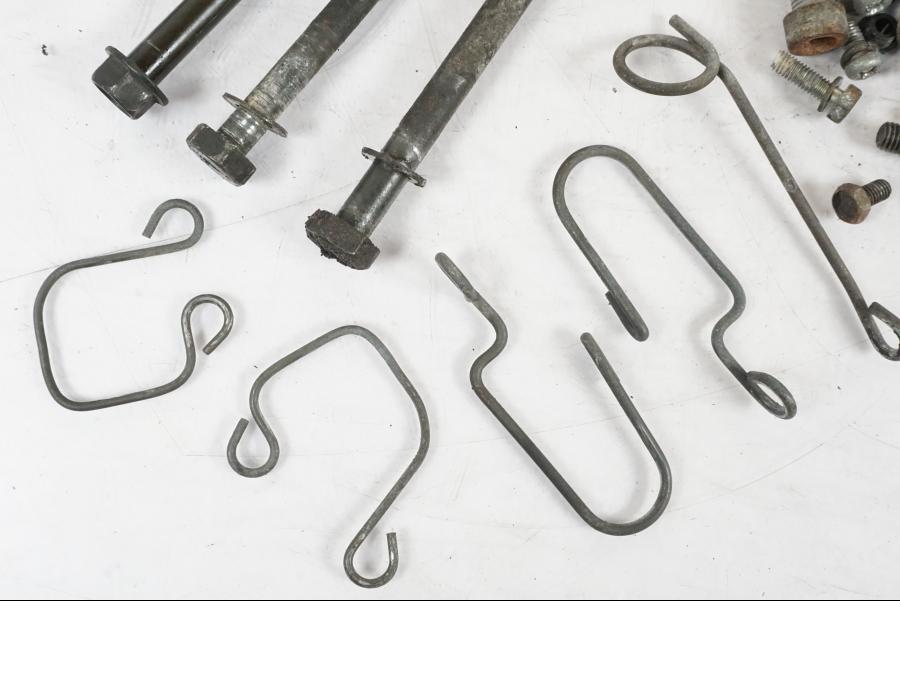 Vänster sida på Skruv / Mutter etc från en Suzuki GSX 550 EF -1985 motorcykel.