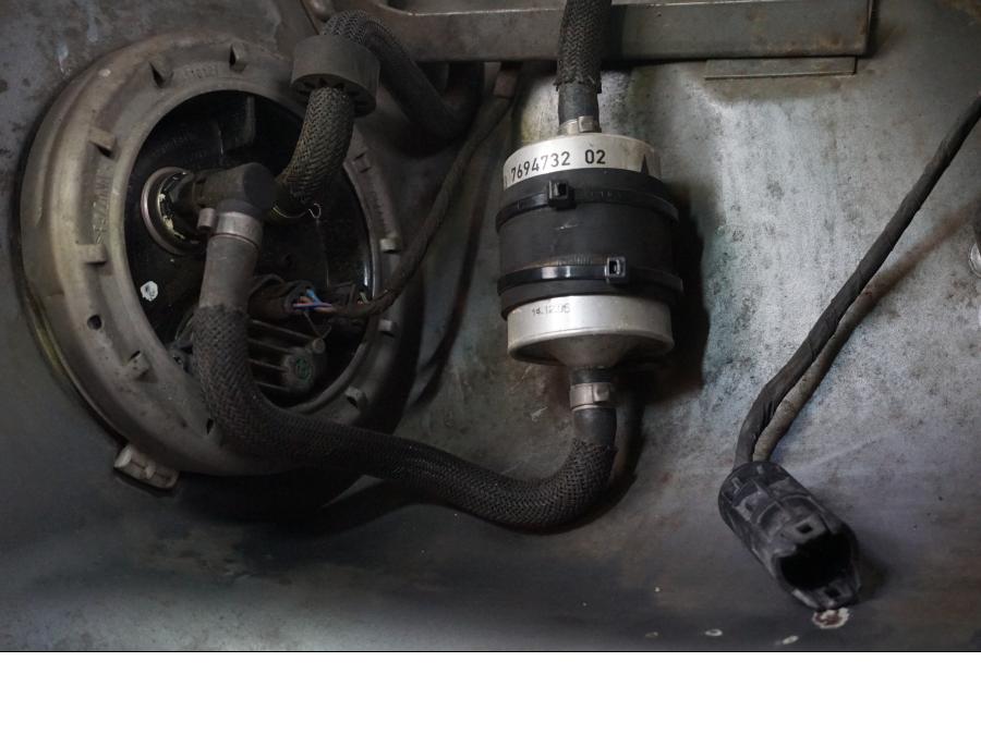 Extrabild6 på Bensintank från en BMW R 1200 R -2007 motorcykel.