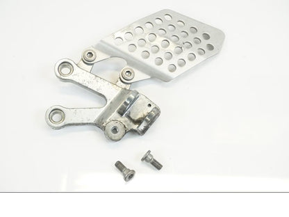 Framsidan på Fotpinnefäste från en Kawasaki ZX-12R -2000 motorcykel.