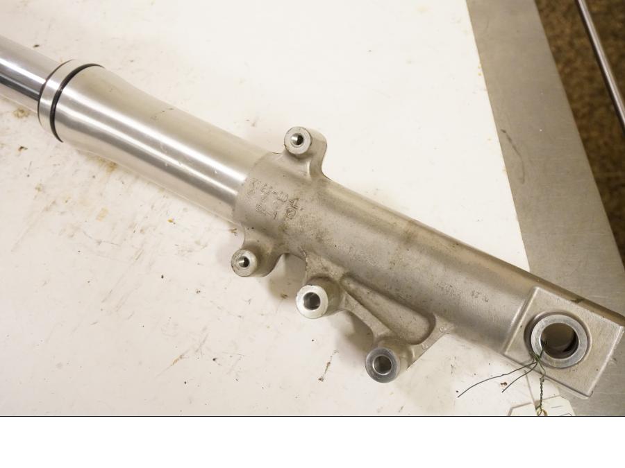 Vänster sida på Gaffelben från en Kawasaki VN 900 -2008 motorcykel.