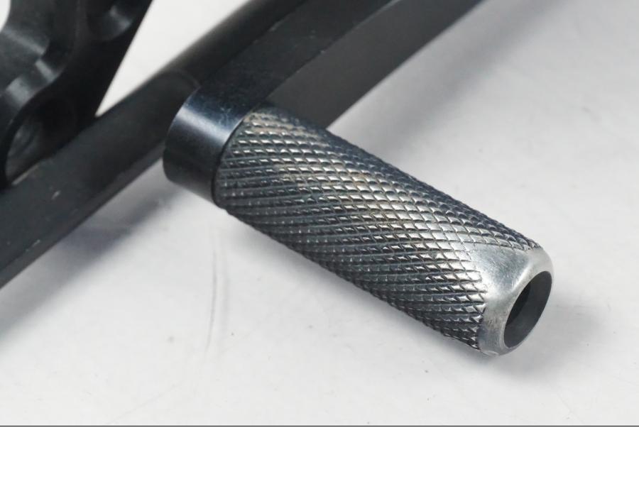 Snett nerifrån på Fotpinnesats från en Kawasaki ZX-6R -2005 motorcykel.