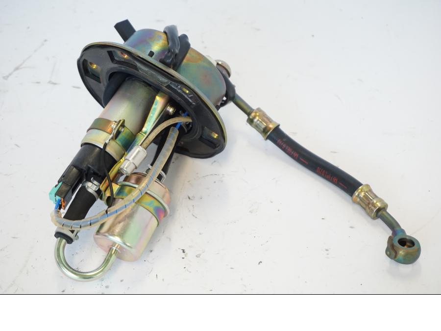 Snett uppifrån på Bensinpump insprut från en Honda CBR 900 RR -2001 motorcykel.