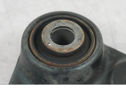 Baksidan på Motorfäste från en Suzuki GSF 1250 -2010 motorcykel.