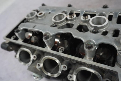 Snett uppifrån på Topplock från en Triumph Tiger Explorer -2016 motorcykel.