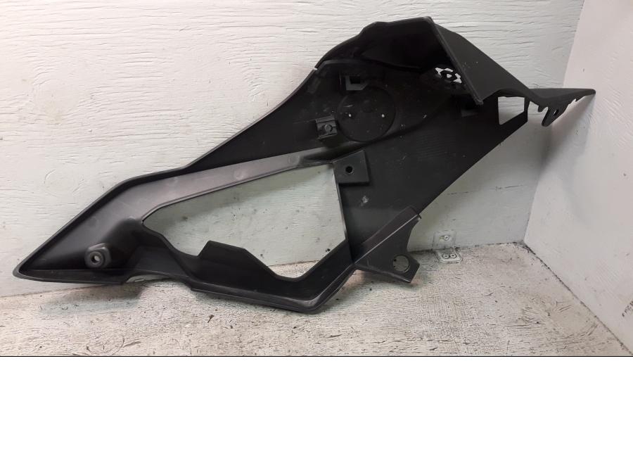 Höger sida på Sidkåpa från en BMW S 1000 R -2017 motorcykel.