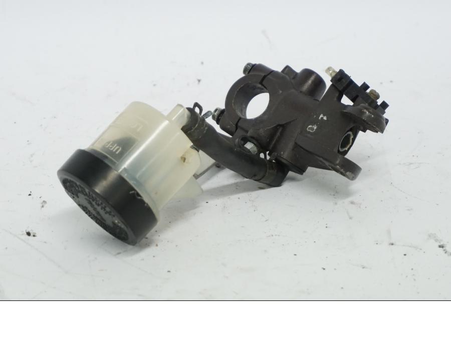 Höger sida på Bromshuvudcylinder från en Honda CBR 1000 RR -2006 motorcykel.