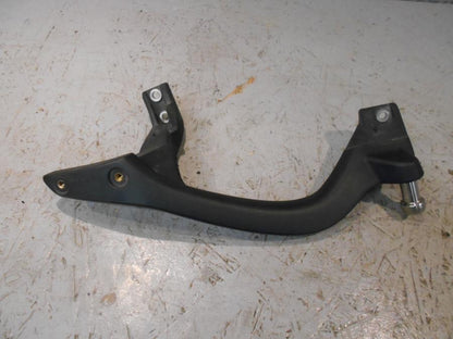 Baksidan på Passagerarhandtag från en BMW K 1300 R -2009 motorcykel.