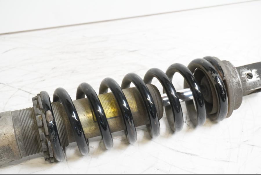 Snett nerifrån på Stötdämpare från en Suzuki GSX-R 750 -1997 motorcykel.