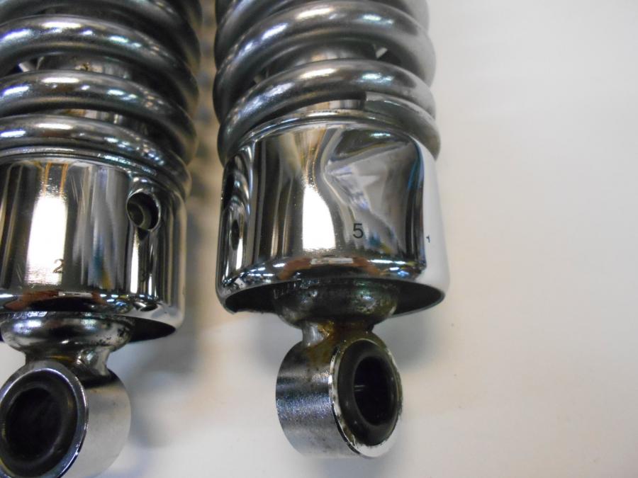 Vänster sida på Stötdämpare från en Triumph Rocket III -2006 motorcykel.