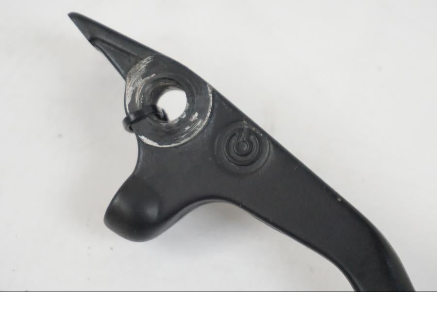 Baksidan på Bromsgrepp från en BMW F 650 CS -2002 motorcykel.