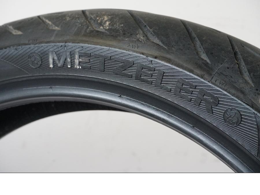 Baksidan på <p>Begagnad däck av märket Metzeler.</p>

<p>Modell Roadtec Z8 Interact.</p>

<p>Dimension 120/70 ZR 17 M/C (58W). </p>

<p>Mönsterdjup ca: 20% kvar.</p>

<p>Tillv: Vecka 2, år 2020.</p> moped.