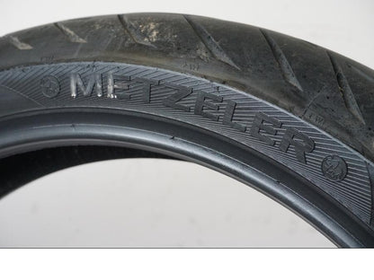 Baksidan på <p>Begagnad däck av märket Metzeler.</p>

<p>Modell Roadtec Z8 Interact.</p>

<p>Dimension 120/70 ZR 17 M/C (58W). </p>

<p>Mönsterdjup ca: 20% kvar.</p>

<p>Tillv: Vecka 2, år 2020.</p> moped.