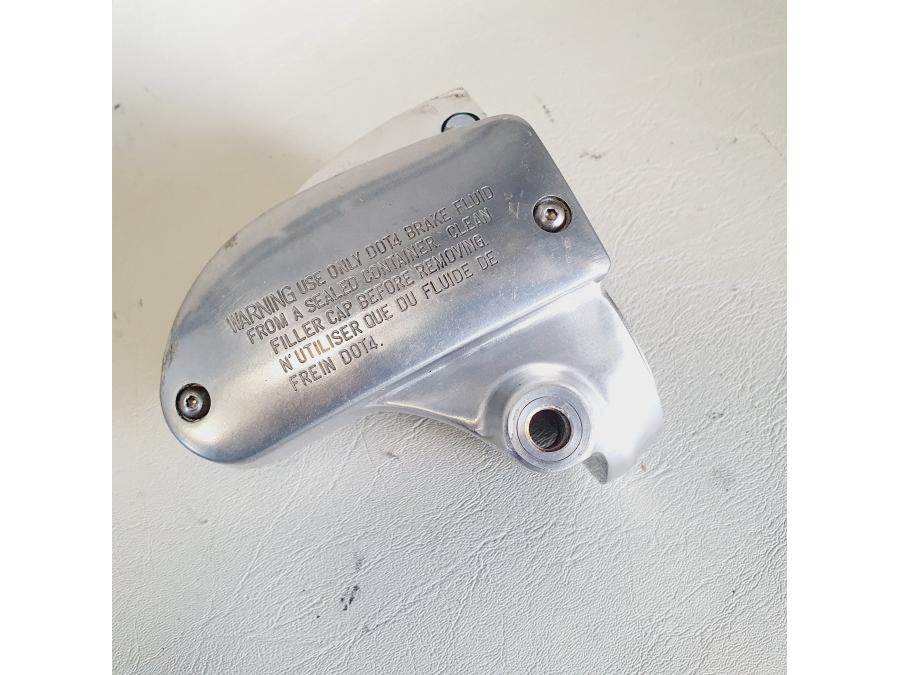 Snett nerifrån på Bromshuvudcylinder från en Yamaha XV 1900 -2007 motorcykel.