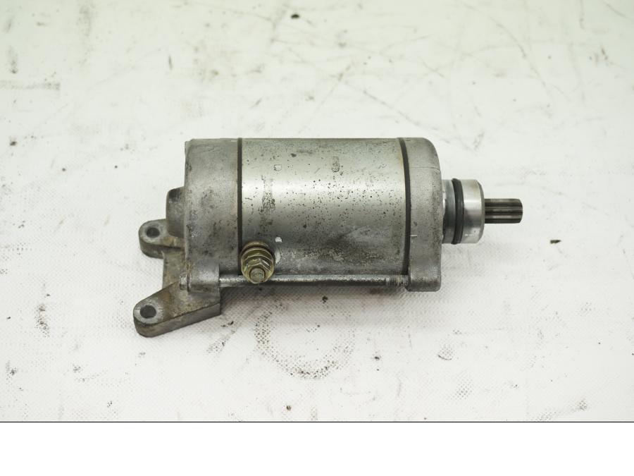 Framsidan på Startmotor från en Honda ST 1100 -1999 motorcykel.