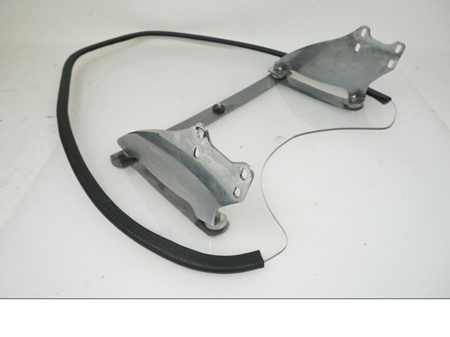 Extrabild3 på <p>Vindruta från Suzuki VZ 800 2000.</p>

<p>Fästen finns ej, skrapmärke på kromdetalj se bilder, rutfästena är original men vindrutan är hemmagjord. Ytliga repor finns på rutan se bilder.</p> motorcykel.