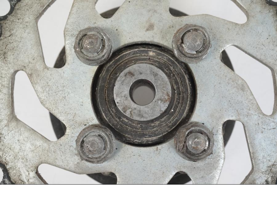 Baksidan på Drevfäste från en Honda CBR 125 R -2006 motorcykel.