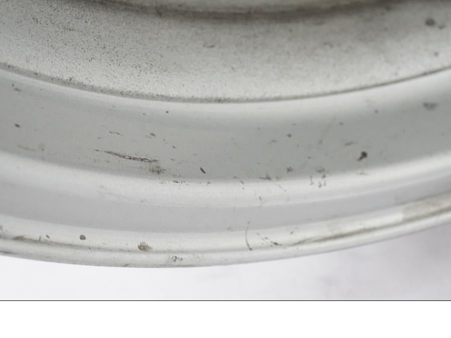 Snett uppifrån på Fälg från en Honda NT 650 V -2002 motorcykel.