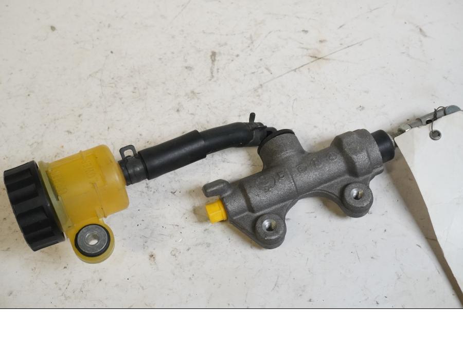 Baksidan på Bromshuvudcylinder från en Yamaha YZF R6 -2006 motorcykel.