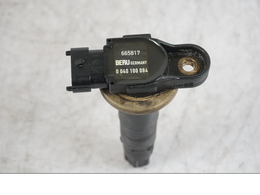 Baksidan på Tändspole från en Buell 1125 R -2008 motorcykel.