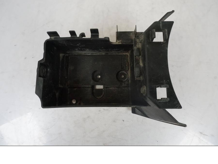 Snett nerifrån på Batterihållare från en Kawasaki VN 1500 -2003 motorcykel.