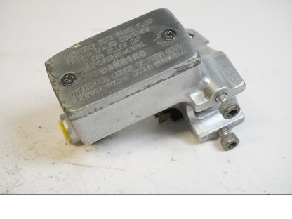 Baksidan på Bromshuvudcylinder från en Suzuki VL 800 -2004 motorcykel.