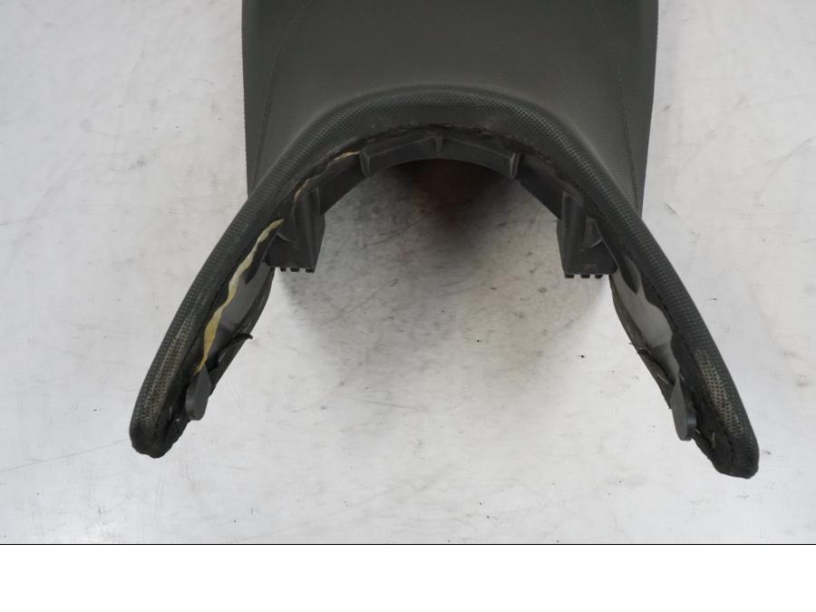 Snett uppifrån på Sadel från en KTM 690 Duke -2014 motorcykel.